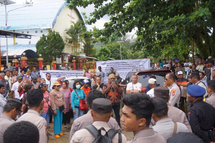 Wakil Ketua I DAP Wilayah III Doberay George Ronald Konjol bersama jemaat Gereja Kristus Gembala menolak eksekusi yang dimenangkan pihak GBGP di Tanah Papua.  