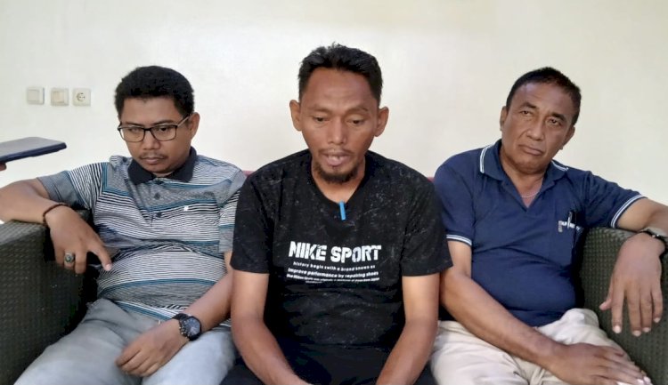 Bhonto Adnan Wally yang di dampingi Benny Charles Sarlout dan Insar, kuasa hukum ahli waris almarhum Haris Nurlette, Farida Rahmat. 