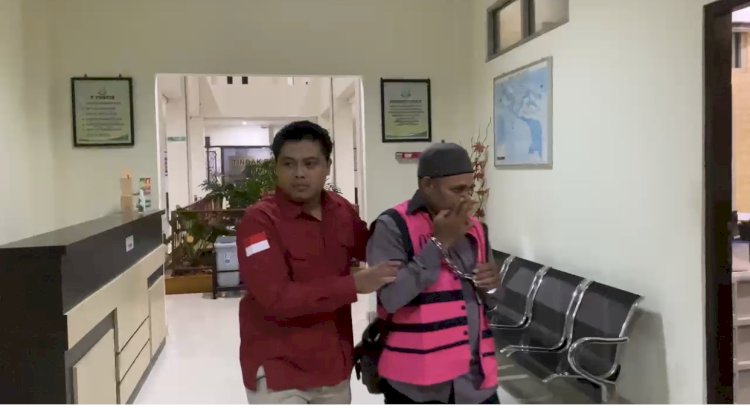 Ketua DPW Kapten Indonesia Papua Barat, inisial AB mengunakan rompi pink usai ditetapkan sebagai tersangka dugaan penyalahgunaan bantuan dana hibah dari Pemerintah Provinsi Papua Barat Tahun anggaran 2021 senilai Rp. 1 Milyar. 