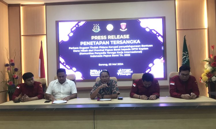 Plt. Kejari Sorong, Zam Zam Ikhwan bersama Kasi Pidsus, Haris Suhud Tomia didmaping tim penyidik Kejari Sorong saat memberikan keterangan pers terkait naiknya  status penyelidikan menjadi penyidikan terhadap dugaan kasus tindak pidana korupsi pekerjaan jasa konstruksi Pengembangan Talent Corner UPTP senilai Rp. 4.374.048.000. 