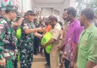 Kasdam XVII/Cendrawasih Beserta Rombongan Bagi-Bagi Bansos di Kampung Aroa Boven Digoel