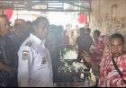 Blusukan di Asiki, Pj Gubernur Safanpo Berikan Bantuan Puluhan Juta Kepada Masyarakat