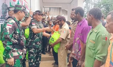Kasdam XVII/Cendrawasih Beserta Rombongan Bagi-Bagi Bansos di Kampung Aroa Boven Digoel