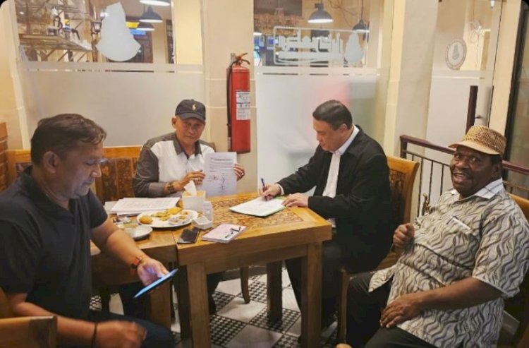 Ex Bupati Nabire dua periode, Isaias Douw (kanan) saat memberikan keterangan pers di Jakarta, Jumat (21/6/2024). Isaias menyatakan kesiapannya untuk maju pada Pilgub Papua Tengah November mendatang (Foto: Dok. pribadi).
