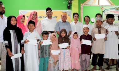 Momen 10 Muharram 1446 H, Kaka Besar PW Sentuh Anak Yatim di Masjid Al Asri Abepura