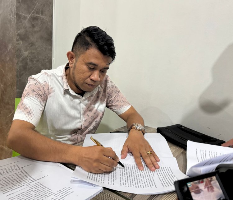 Kuasa Hukum Rudi Wijaya, Efendi saat mengelar konferensi pers terkait putusan pengadilan Sorong yang memutus Bank Arfindo membayar ganti rugi Rp. 4.633 Milyar. 