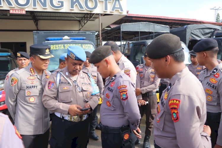 Kapolresta Sorong Kota, Kombes Pol Happy Perdana bersama Propam Polresta saat periksa mendadak ponsel milik anggota Polresta pada apel pagi di Mapolresta Sorong Kota, Senin 8 Juli 2024. ( Dok Humas Polresta Sorong Kota) 
