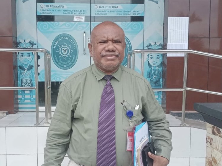 Direktur LP3BH Manokwari Yan Christian Warinussy. 
