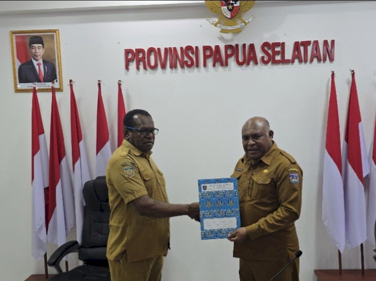 Yosep Bladib Gebze saat menyerahkan surat pengunduran diri kepada Albert Rapami