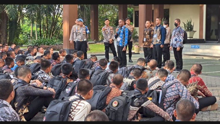 Calon Taruna Akademi Kepolisian asal Papua, Muhammad Rajab Yelipele (berdiri memegang microphone)/Ist