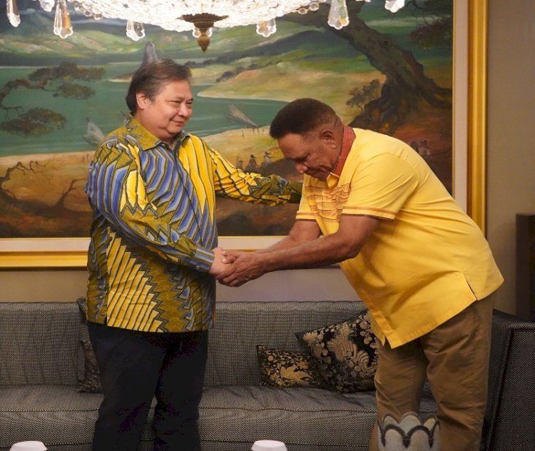 Ketua Umum DPP GOLKAR Airlangga Hartarto bersalam Paulus Waterpauw /ist
