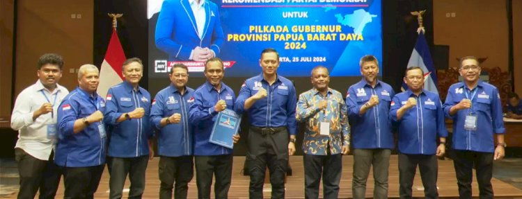 Ketua Umum Partai Demokrat, Agus Harimurti Yudhoyono bersama dua kadernya yakni Abdul Faris Umlati (Afu) dan Petrus Kasihiw di kantor DPP Demokrat, Menteng, Jakarta Pusat/ist,