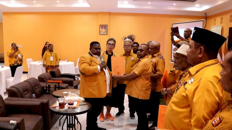 Foto pernyataan deklarasi Dukungan bagi OSO diserahkan oleh Ketua DPD Partai Hanura Papua, Kenius Kogoya kepada Wasekjen DPP Hanura, Zulhendri Chaniago dan Koordinator Wilayah Papua DPP Hanura, Tiurmaida Tampubolon.