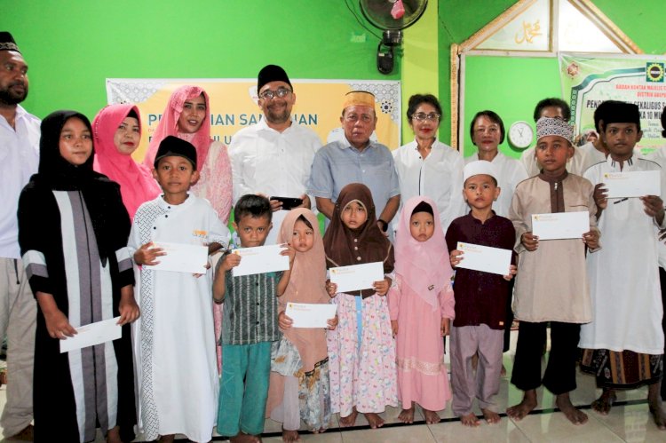 Mewakili Paulus Waterpauw saat Tim Relawan PW saat menyerahkan santunan kepada anak yatim di masjid Al Asri  Abepura