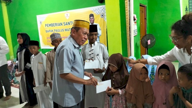 Relawan Nusantara PW,, Junaidi Rahim saat memberikan santunan kepada anak yatim
