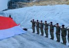 Diselimuti Salju, Merah Putih Berkibar di Puncak Tertinggi Indonesia Gunung Cartensz Papua