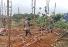 Babinsa Koramil 1711-02/MT Bantu Masyarakat Boven Digoel dalam Pembuatan Rumah