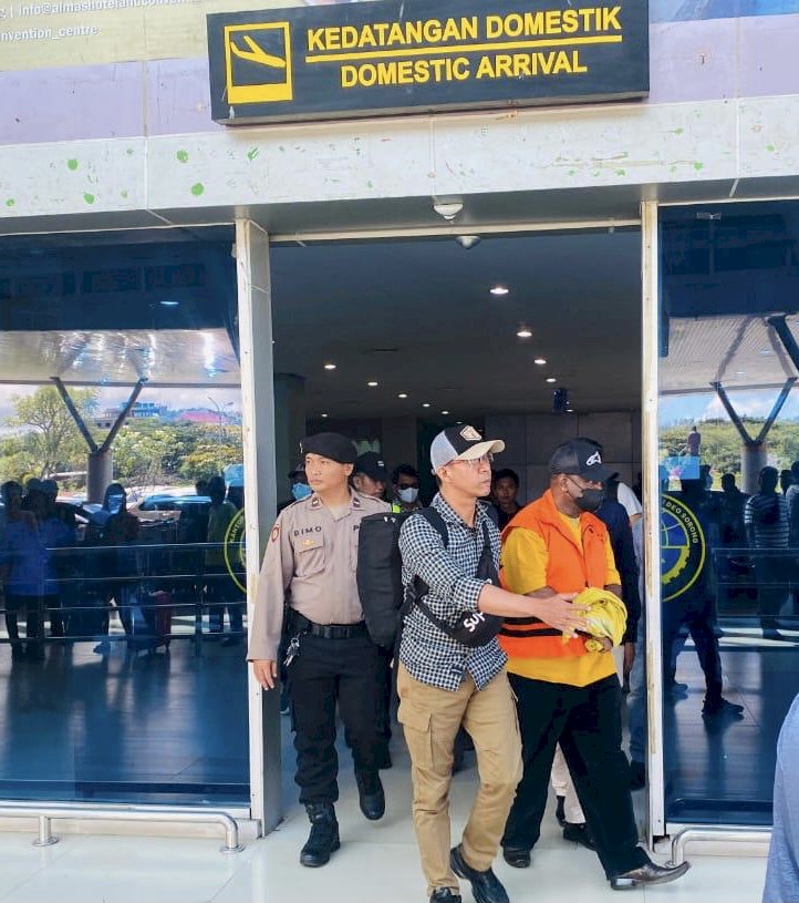 Terpidana suap pejabat BPK Papua Barat  tiba di bandara Dominic Eduard Osok dikawal pegawai KPK dan anggota kepolisian yang akan di pindahkan dari Lapas Manokwari ke Lapas Sorong. 