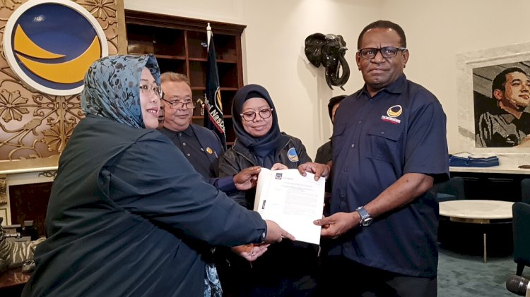 Pasangan Yosep Bladib Gebze dan Fauzun Nihaya saat menerima Formulir B1KWK dari Partai Nasdem.