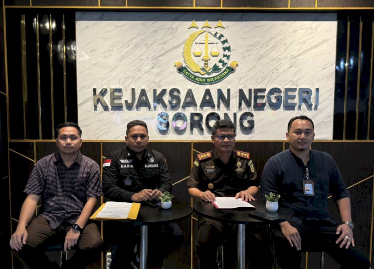 Kepala Kejaksaan Negeri Sorong, Makrun didampingi Kepala Seksi Intelejen, I Putu Sastra Wicaksana, Kasi Pidsus, Haris Suhud Tomia, dan Kasi Dikpidsus, Ashar saat mengelar konferensi pers terkait meningkatkan status penyelidikan dugaan penyimpangan pembagunan puskesmas Kabare pada Dinas Kesehatan Kabupaten Raja Ampat ke tahap penyidikan di Kantor Kejaksaan Negeri Sorong. 