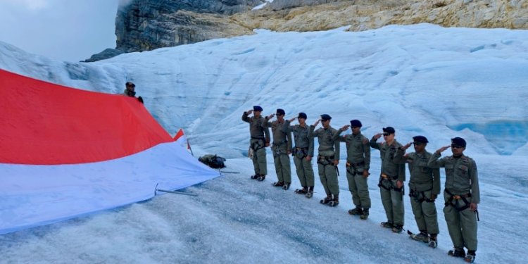 Tim gabungan yang terdiri dari personel Satgas Ops Damai Cartenz-2024, Satgas Amole, dan Anggota Brimob Batalyon B Pelopor mengibarkan bendera Merah Putih di puncak Gunung Cartensz, titik tertinggi Indonesia dengan ketinggian 4.884 meter di atas permukaan laut pada Jumat (16/8)./Ist