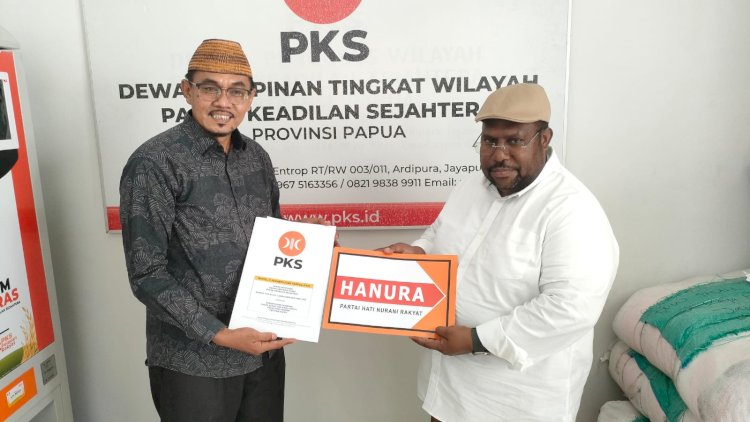 Tampak Bakal Calon Bupati Dr. Kenius Kogoya dan Calon Wakil Bupati Keerom, KH Nursalim Ar-Rozy tampak berada di kantor sekretariat DPW PKS Papua.