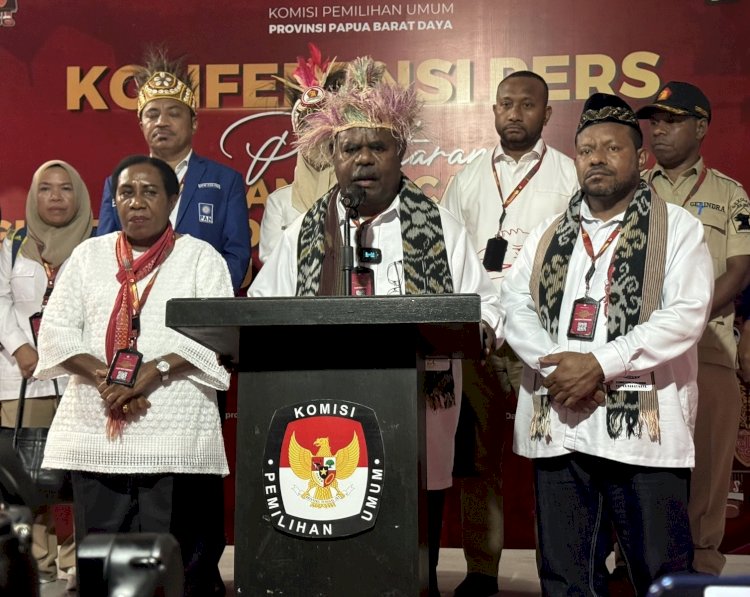 Pasangan bakal calon Gubernur dan wakil Gubernur Papua Barat Daya, Elisa Kambu dan Ahmad Nasrauw  di dampingi partai pengusungnya saat mendaftar  ke KPU Papua Barat Daya 