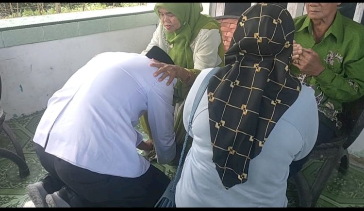 Nursalam Ar-Rozy Sungkeman Minta  Doa Restu Bersama Ibu Sebelum Daftar Ke Kpu Keerom