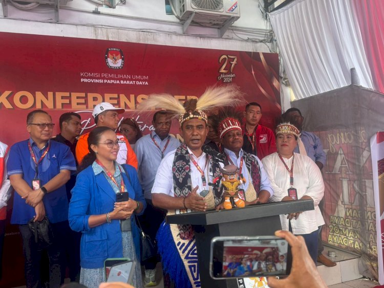 Pasangan bakal cagub dan cawagub Papua Barat Daya, Abdul Faris Umlati dan Petrus Kasihiw. 