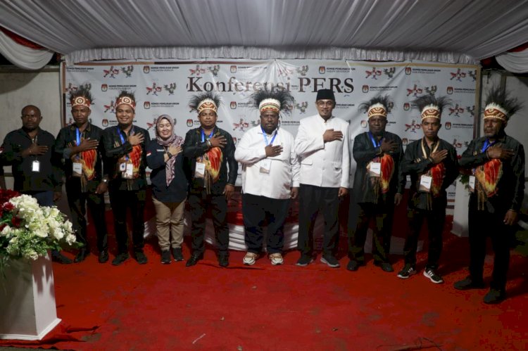 Foto bersama antar komisioner KPU Kabupaten Keerom bersama Calon bupati dan wakil bupati Keerom, kenius Kogoya -nursalim Ar Rozy/RMOLPAPUA