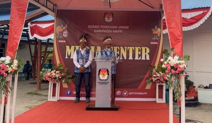 Pasangan Stefanus Kaisma dan Adnan Satriono saat mendaftarkan diri di KPU Kabupaten Mappi 