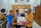 Peduli Pendidikan, Otniel Deda Serahkan Bantuan Buku Dan Alat Tulis Kepada SMP YPPK Paulus Abepura