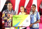 Pj. Bupati Mappi Serahkan 4.524 Kartu BPJS: Wujud Perlindungan bagi Pekerja Rentan dan Honorer