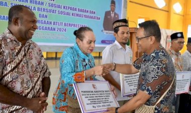 Suasana Haru dan Penuh Bangga: Penyaluran Bantuan Hibah dan Penghargaan Atlet di Mappi
