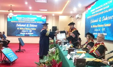 Dr. Michael Rooney Gomar Raih Gelar Doktor Ilmu Pemerintahan dengan Predikat Sangat Memuaskan