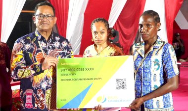 Pj. Bupati Mappi Serahkan 4.524 Kartu BPJS: Wujud Perlindungan bagi Pekerja Rentan dan Honorer