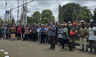 Aksi Protes Aliansi Masyarakat Warnai Jalannya Pleno MRP