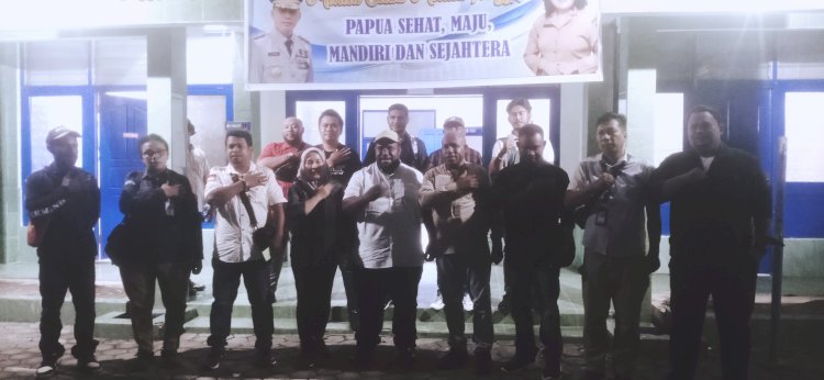 Foto bersama KPU Keerom dan calon bupati Keerom kenius Kogoya usai mengikuti cek kejiwaan di rumah sakit jiwa Abepura/rmolpapua