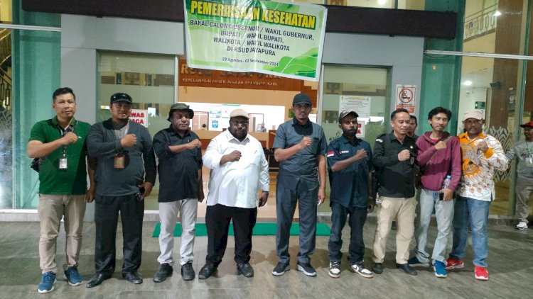 Foto bersama KPU Keerom dan kenius Kogoya -nursalim Ar Rozy calon bupati dan wakil bupati Keerom 2024