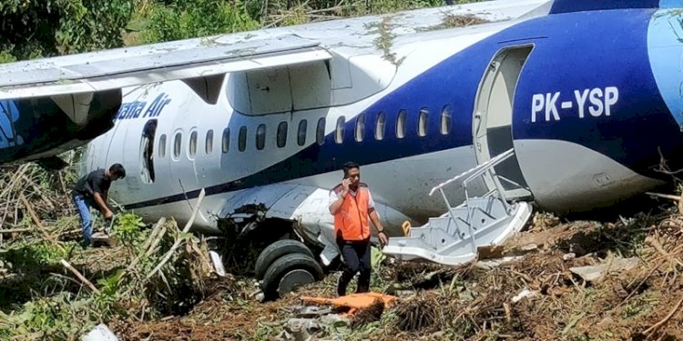 Pesawat Trigana PK YSP ATR 42-500 tergelincir di Bandar Udara Stevanus Rumbewas Serui, Kabupaten Kepulauan Yapen, Senin (9/9)./Dok Humas Polda Papua