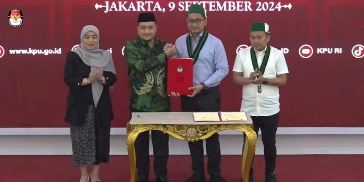 Tangkapan layar Ketua KPU Mochammad Afifuddin bersama Anggota KPU RI Betty Epsilon Idroos, foto bersama usai penandatanganan MoU dengan Ketua Umum PB HMI Bagas Kurniawan yang didampingi Sekretaris Jenderal Muhammad Jusrianto/RMOL