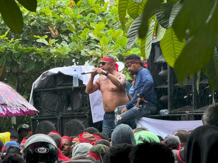 Massa aksi demontrasi pendukung pasangan bakal calon Gubernur dan Wakil Gubernur Papua Barat Daya Abdul Faris Umlati dan Petrus Kasihiw menyampaikan aksi protesnya di depan kantor KPUD. 