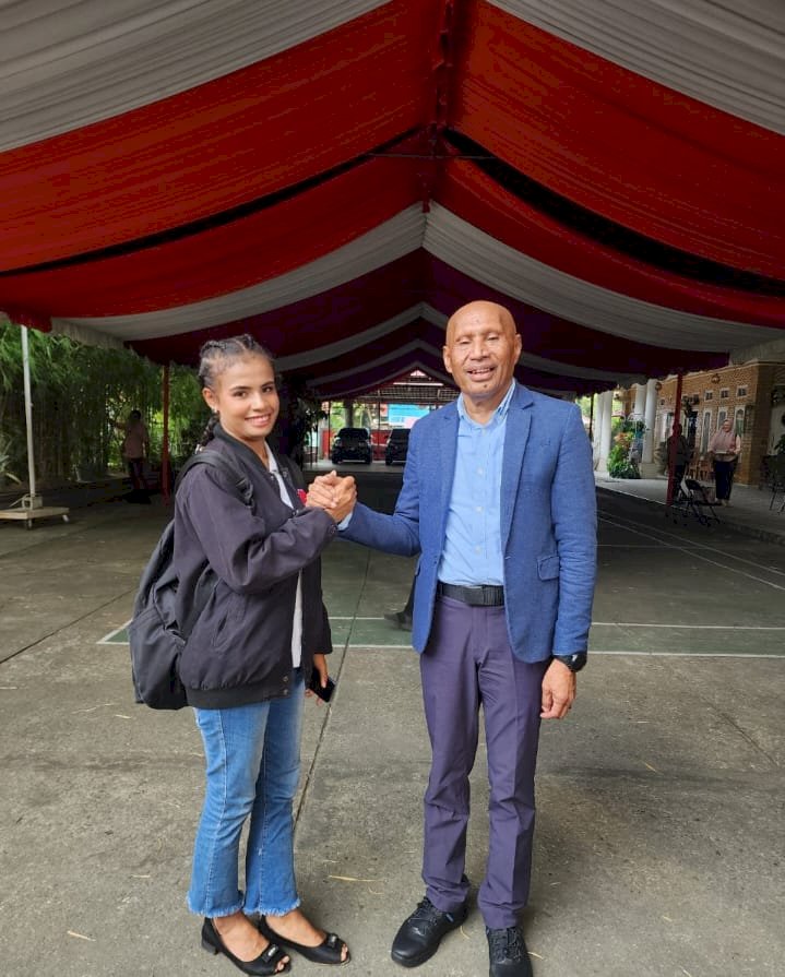 Foto bersama Puteri pariwisata indonesia persahabatan 2023,  Julia Jeckline Yaroseray  bersama Benhur Tomi Mano Calon Gubernur Papua 2024-2029/ist