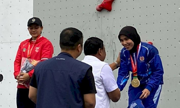 Rajiah Sallsabillah saat menerima pengalungan medali emas Cabor Panjat tebing. Foto: Helena Sari/RMOLAceh.