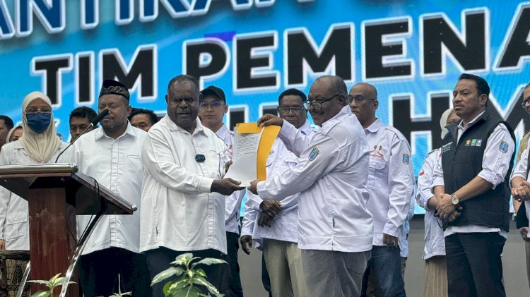 Pasangan bakal calon Gubernur dan Wakil Gubernur Papua Barat Daya, Elisa Kambu dan Ahmad Nausrau menyerahkan SK tim pemenangan ESA ke ketua umum, Origenes Nauw, disaksikan ketua partai dan simpatisan. 