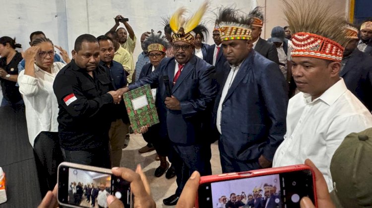 MRPBD menyerahkan surat aduan dugaan pelanggaran etik kelima komisioner KPU kepada Bawaslu Papua Barat Daya. 