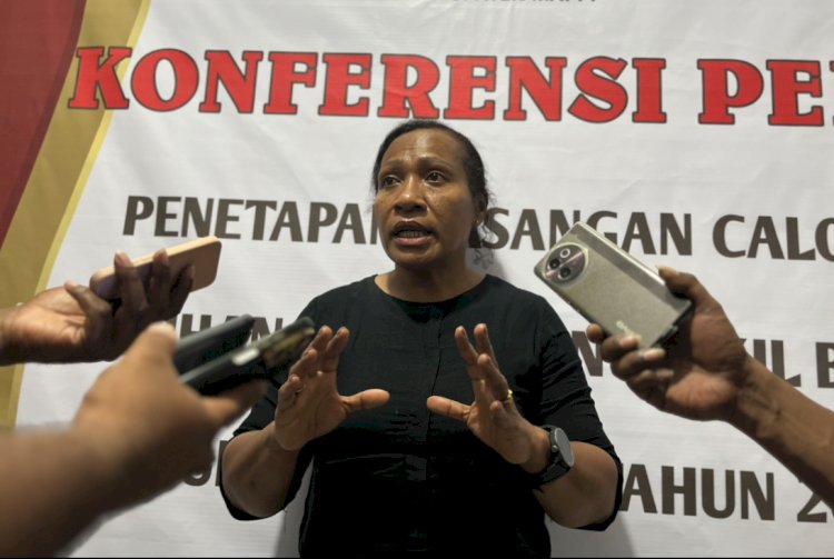 Ketua KPU Kabupaten Mappi,  Yati Enoch saat diwawancarai oleh awak media.