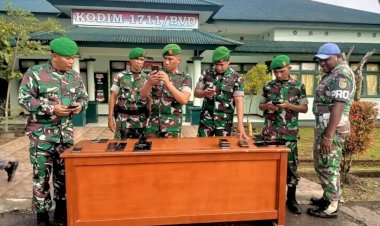 Cegah Judi Online Pasi Intel Kodim 1711/BVD Lakukan Pengecekan Aplikasi Judi di Handphone Personil