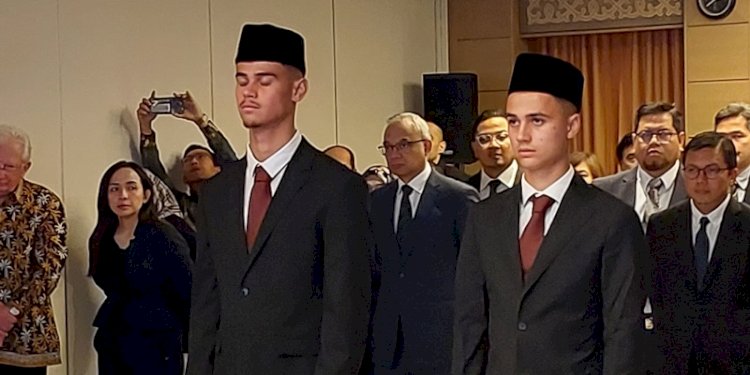 Pemain sepak bola Mees Victor Joseph Hilgers dan Eliano Johannes Reijnders mengucap setia jadi WNI di Kedutaan Besar Republik Indonesia untuk Belgia, Luxemburg, dan Uni Eropa pada Senin (30/9)/Ist