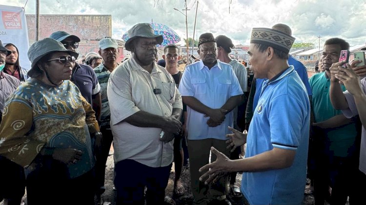 Pasangan Calon gubernur dan wakil gubernur Papua Barat Daya, Elisa Kambu dan Ahmad Nausrau (ESA) mendatangi  posko pedagang kaki lima yang di terima oleh koordinator PKL Pasar Sentral Remu Sorong Syarif Nari dan Zainuddin untuk dibagikan kepada para pedagang kaki lima